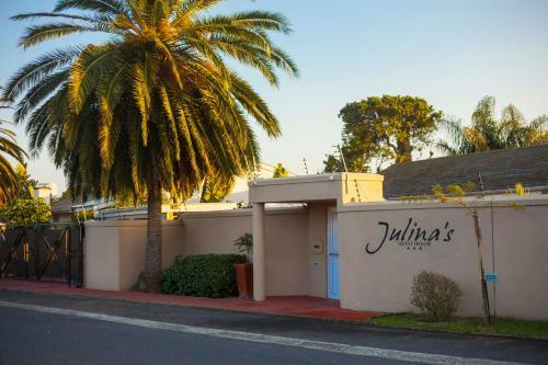 Hostal Julinas Guesthouse