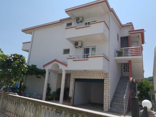 Apartments Ela