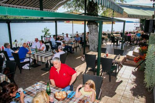 Bed & Breakfast Madea Apartment Pezo