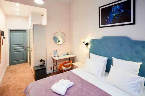 Mama Leone Hotel