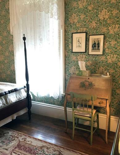 Posada Coach House Inn