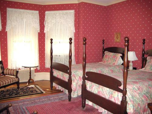 Posada Coach House Inn
