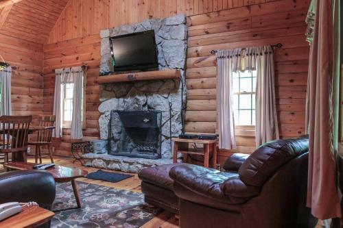 Pine Creek - Hocking Hills Cabin