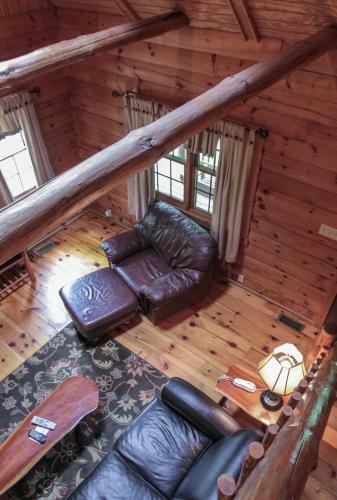 Pine Creek - Hocking Hills Cabin
