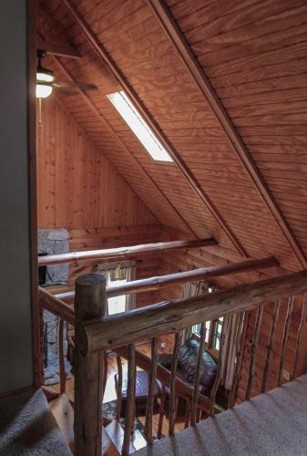 Pine Creek - Hocking Hills Cabin