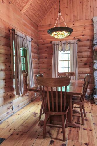 Pine Creek - Hocking Hills Cabin