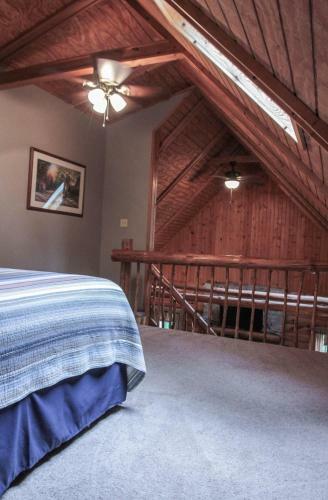 Pine Creek - Hocking Hills Cabin
