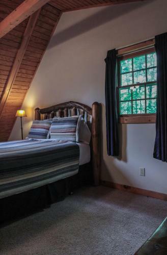 Pine Creek - Hocking Hills Cabin