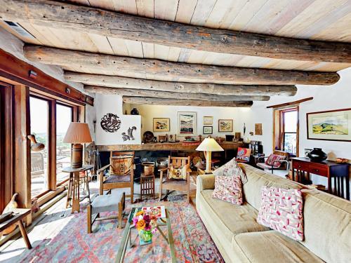 68 Winding Road House