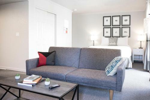 Hotel Cloverleaf Suites Overland Park