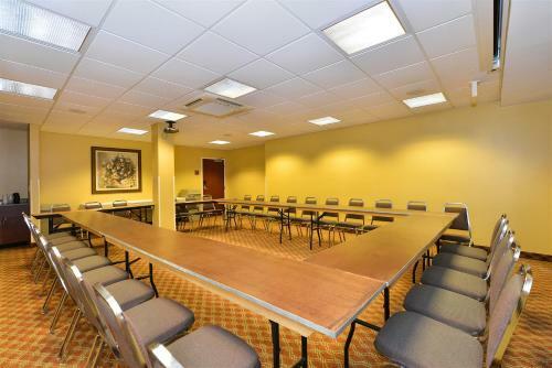 Hotel Best Western Plus Crossroads Inn & Suites