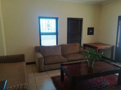 Hostal Moon And Sixpence Garden Guest House