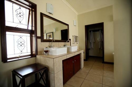 Hostal Moon And Sixpence Garden Guest House
