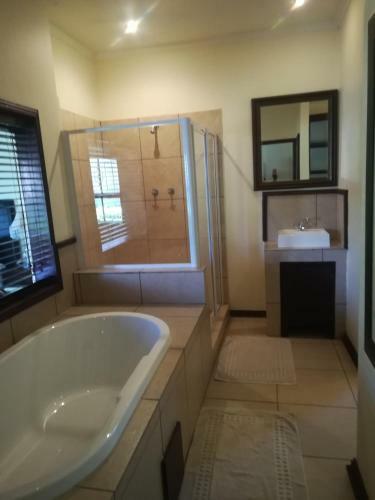 Hostal Moon And Sixpence Garden Guest House