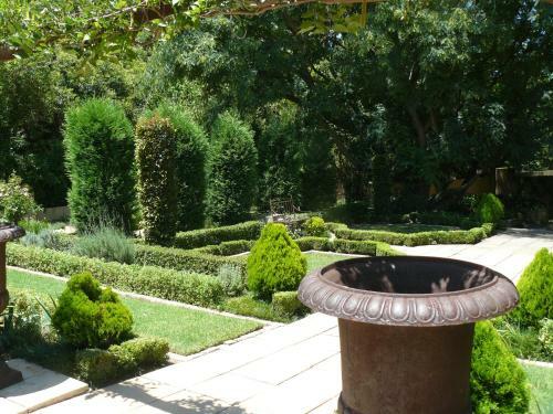 Hostal Moon And Sixpence Garden Guest House