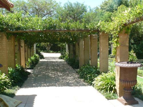 Hostal Moon And Sixpence Garden Guest House