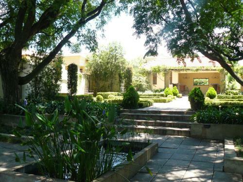 Hostal Moon And Sixpence Garden Guest House
