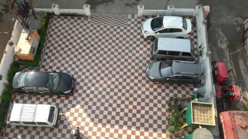 Hotel Today, Katra