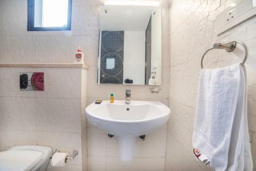 Fabhotel Galaxy Patel Nagar
