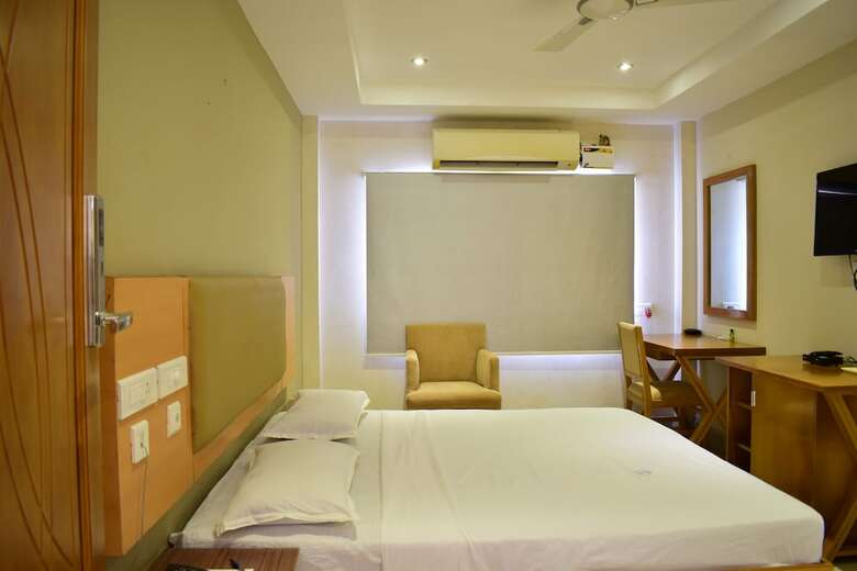 Hotel Pams Residency