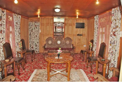 Hostal Taif Houseboat