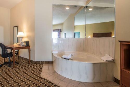 Hotel Quality Inn & Suites East Troy