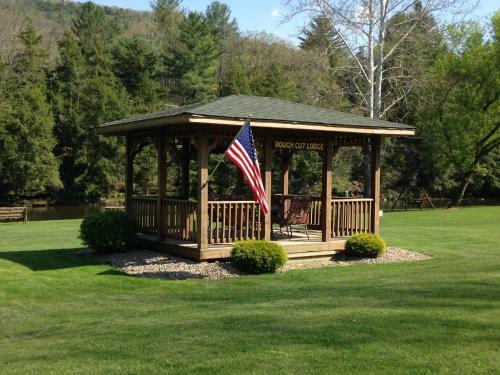 Hotel Rough Cut Lodge