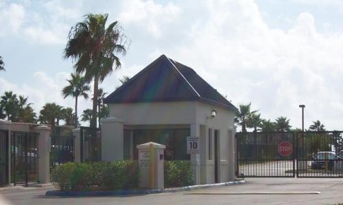 Beachside Condo 2 Bedroom Sleeps 9