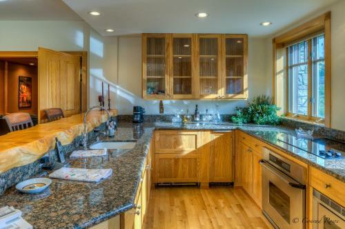 The Lodge At Trout Creek Bed And Breakfast