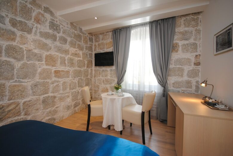 Hostal Lanterna Rooms