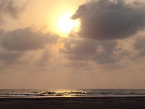 Hotel Whistling Waves Beach Resort
