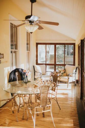Bed & Breakfast Oakland Manor House Inn