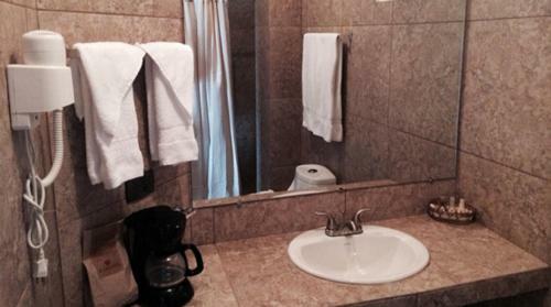 Hotel Ramada By Wyndham Tikal Isla De Flores