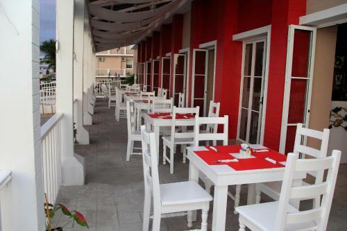 Hotel Ramada By Wyndham Tikal Isla De Flores