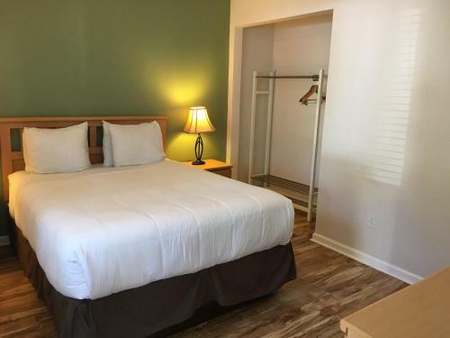 Hotel Clear Lake Cottages & Marina