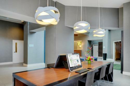 Holiday Inn Hotel & Suites London