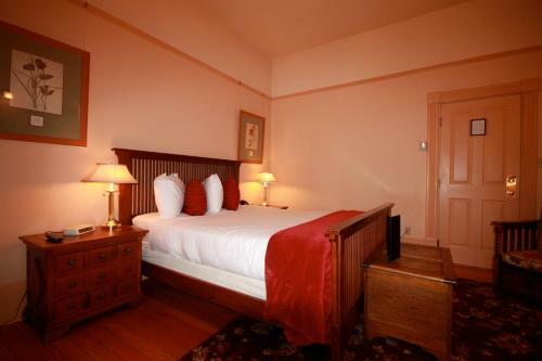 Posada Spinnakers Gastro Brewpub & Guesthouses