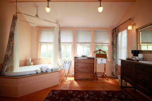 Posada Spinnakers Gastro Brewpub & Guesthouses