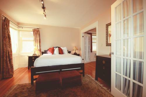 Posada Spinnakers Gastro Brewpub & Guesthouses