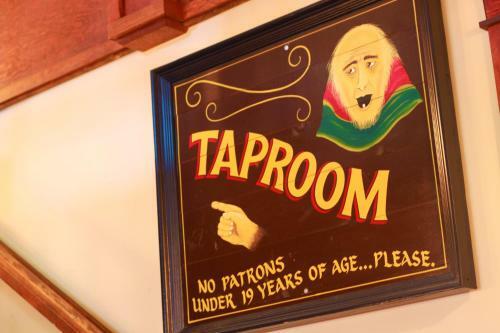 Posada Spinnakers Gastro Brewpub & Guesthouses
