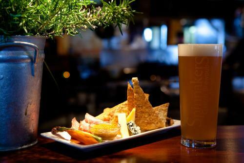 Posada Spinnakers Gastro Brewpub & Guesthouses