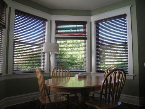 James Bay Inn Hotel, Suites & Cottage