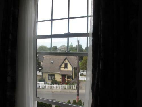 James Bay Inn Hotel, Suites & Cottage