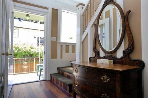 James Bay Inn Hotel, Suites & Cottage