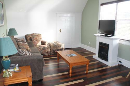 James Bay Inn Hotel, Suites & Cottage