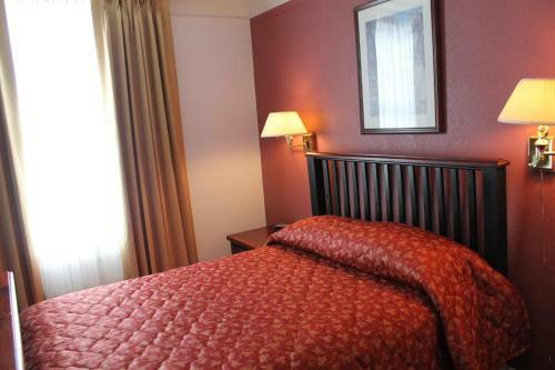 James Bay Inn Hotel, Suites & Cottage