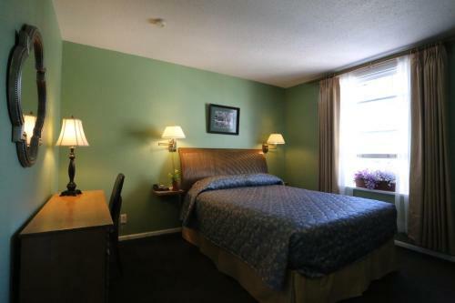 James Bay Inn Hotel, Suites & Cottage