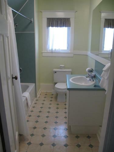 James Bay Inn Hotel, Suites & Cottage