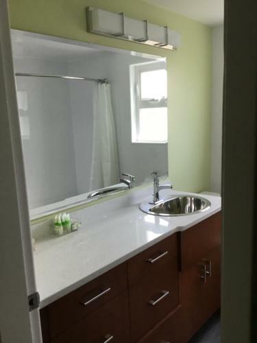 James Bay Inn Hotel, Suites & Cottage