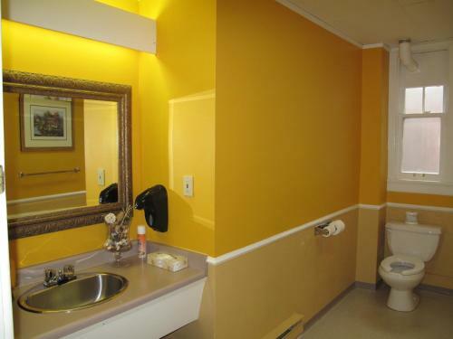 James Bay Inn Hotel, Suites & Cottage